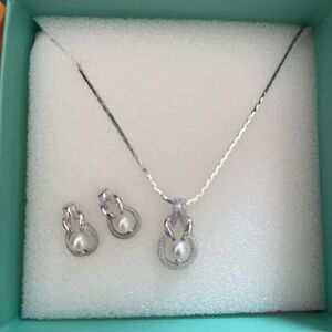 Silver and Pearl Jewelry Set